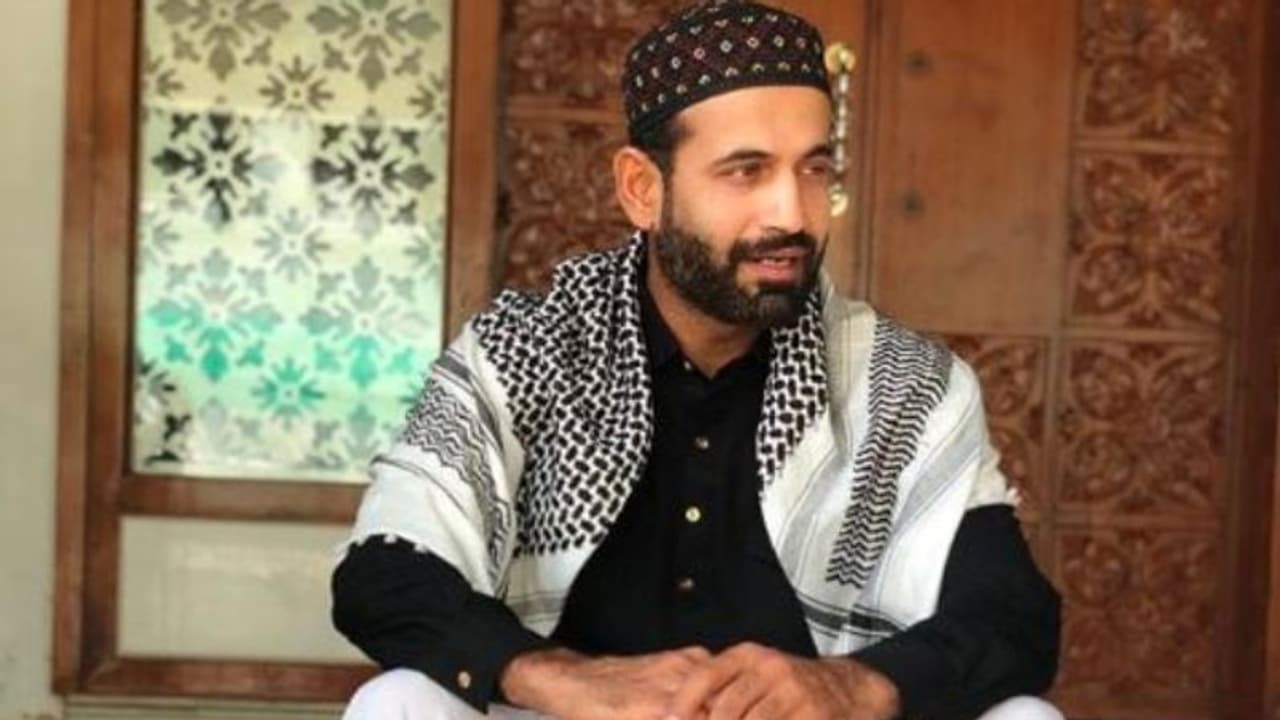 এই ছবির কারণেই সোশ্যাল মিডিয়ায় ট্রোলড হলেন ইরফান পাঠান,তুলনা করা হল পরবর্তী হাফিজ সৈঈদের সঙ্গে এই ছবির কারণেই সোশ্যাল মিডিয়ায় ট্রোলড হলেন ইরফান পাঠান,তুলনা করা হল পরবর্তী হাফিজ সৈঈদের সঙ্গে