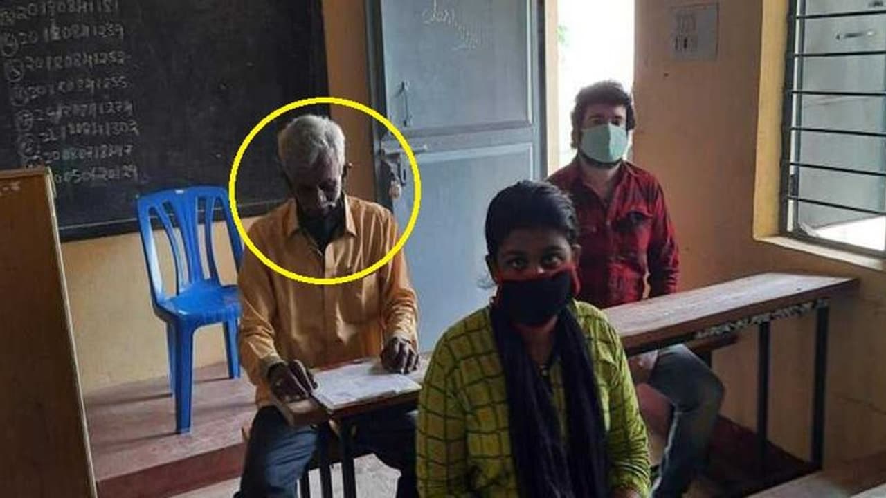 ಬತ್ತದ ಉತ್ಸಾಹ: ಮೊಮ್ಮಕ್ಕಳ ವಯಸ್ಸಿನ ವಿದ್ಯಾರ್ಥಿಗಳ ಜತೆ SSLC ಪರೀಕ್ಷೆ ಬರೆದ ಪೊಲೀಸ್ ಬತ್ತದ ಉತ್ಸಾಹ: ಮೊಮ್ಮಕ್ಕಳ ವಯಸ್ಸಿನ ವಿದ್ಯಾರ್ಥಿಗಳ ಜತೆ SSLC ಪರೀಕ್ಷೆ ಬರೆದ ಪೊಲೀಸ್