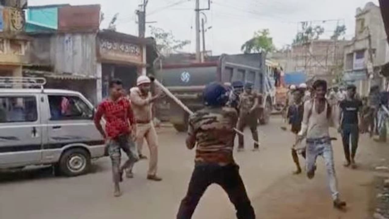 আমফান ত্রাণে 'দুর্নীতি'র প্রতিবাদ, পুলিশ জনতা খণ্ডযুদ্ধে রণক্ষেত্র পটাশপুর আমফান ত্রাণে 'দুর্নীতি'র প্রতিবাদ, পুলিশ জনতা খণ্ডযুদ্ধে রণক্ষেত্র পটাশপুর