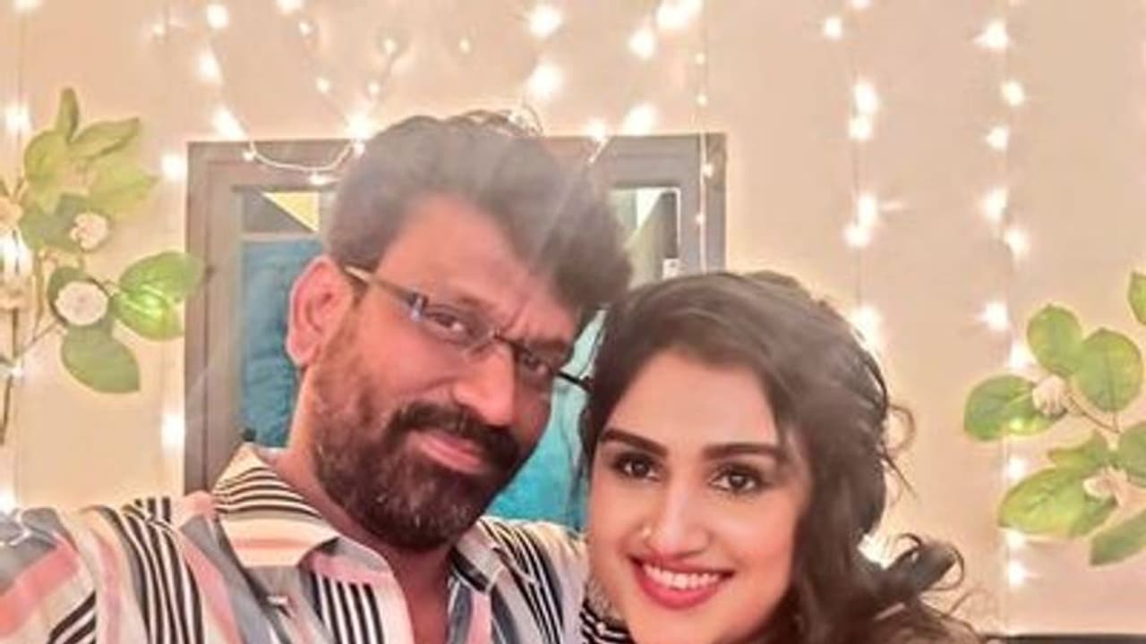 யூ டியூப் லைவில் கணவருக்கு லிப் லாக்... வனிதாவை பார்த்து தலையில் அடித்துக்கொள்ளும் நெட்டிசன்கள்....!