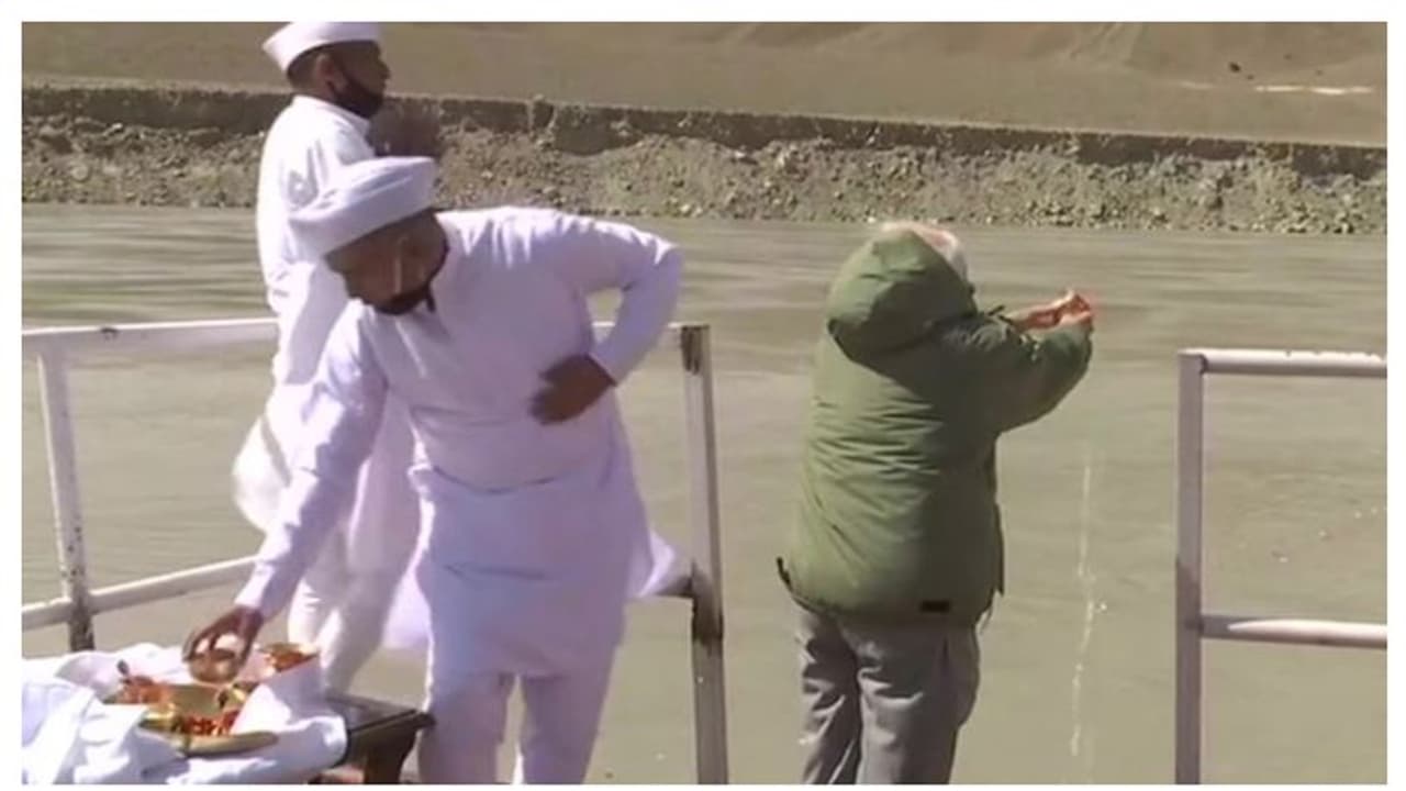 নিমুতে সেনার সঙ্গে বৈঠকের মাঝেই পুজো সারলেন প্রধানমন্ত্রী, দেখুন মোদীর সিন্ধু দর্শনের ভিডিও