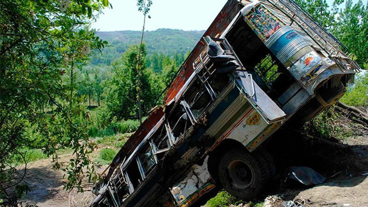 రిజర్వాయర్ లోకి దూసుకెళ్లిన బస్సు: చైనాలో 21 మంది మృతి రిజర్వాయర్ లోకి దూసుకెళ్లిన బస్సు: చైనాలో 21 మంది మృతి