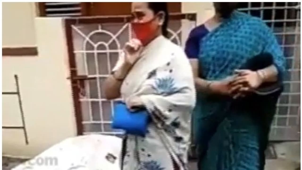 ആംബുലൻസിനായി കാത്തിരുന്നത് മണിക്കൂറുകള്‍; ബം​ഗളൂരുവിൽ കൊവിഡ് രോ​ഗി തളർന്നു വീണു മരിച്ചു