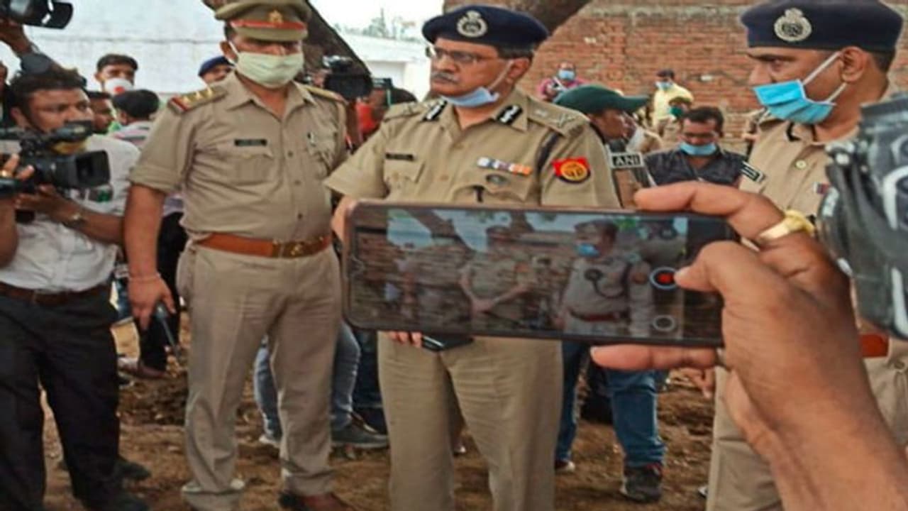 कानपुर एनकाउंटर: 8 पुलिसवालों की मौत के जिम्मेदार चौबेपुर एसओ विनय तिवारी तो नहीं, जानें क्यों हो रहा शक! कानपुर एनकाउंटर: 8 पुलिसवालों की मौत के जिम्मेदार चौबेपुर एसओ विनय तिवारी तो नहीं, जानें क्यों हो रहा शक!