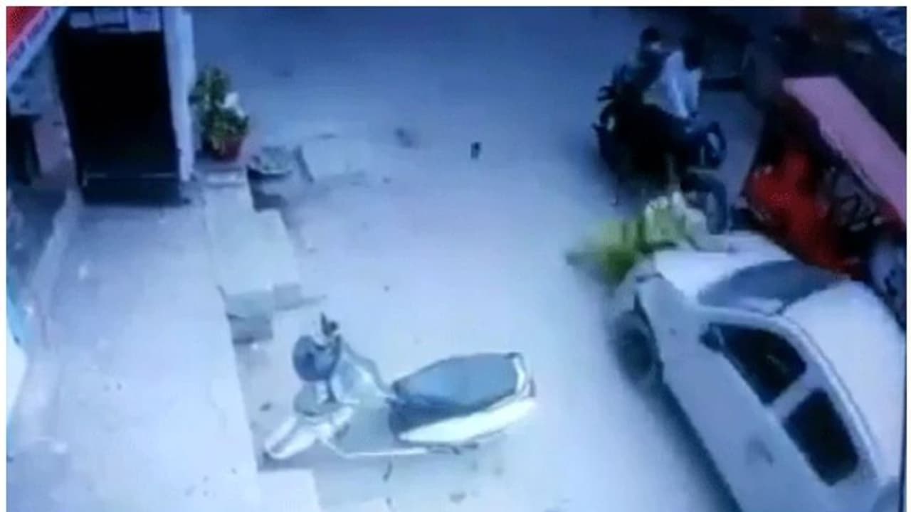 മദ്യലഹരിയിൽ വയോധികയെ ഇടിച്ചിട്ട്, നിർത്താതെ പോകുന്നതിനിടെ വീണ്ടും കാർ കയറ്റിയിറക്കി എസ്‌ഐ