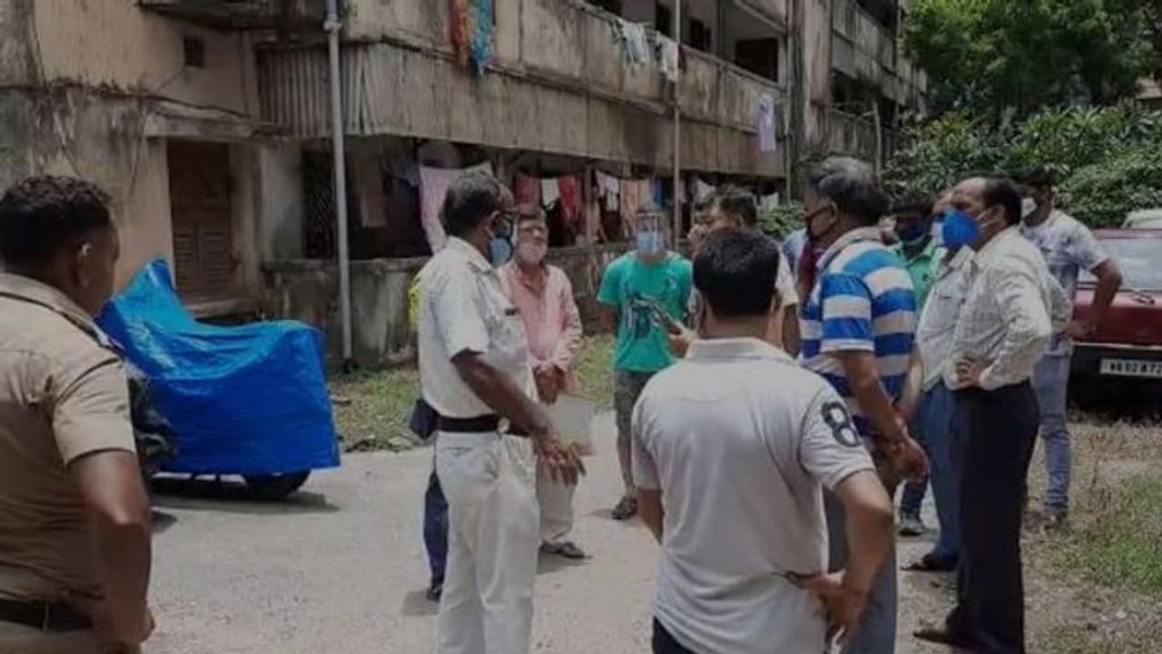 কাঁকুড়গাছির বহুতলে এক চিকিৎসকের দেহ উদ্ধার, মৃত্যুর কারণ জানতে তদন্তে পুলিশ কাঁকুড়গাছির বহুতলে এক চিকিৎসকের দেহ উদ্ধার, মৃত্যুর কারণ জানতে তদন্তে পুলিশ