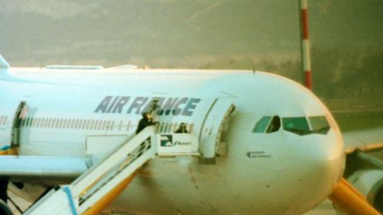 ಭಾರತೀಯ ಪ್ರಯಾಣಿಕನ ರಂಪಾಟಕ್ಕೆ ವಿಮಾನ ತುರ್ತು ಭೂಸ್ಪರ್ಶ; 10 ವರ್ಷ ಜೈಲು ಶಿಕ್ಷೆ ಭೀತಿ! ಭಾರತೀಯ ಪ್ರಯಾಣಿಕನ ರಂಪಾಟಕ್ಕೆ ವಿಮಾನ ತುರ್ತು ಭೂಸ್ಪರ್ಶ; 10 ವರ್ಷ ಜೈಲು ಶಿಕ್ಷೆ ಭೀತಿ!