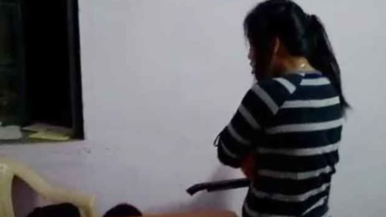 കൂടെ ജോലി ചെയ്യുന്ന സ്ത്രീയുടെ 17കാരനായ മകനെ ലൈംഗികമായി പീഡിപ്പിച്ച് 28കാരിയായ വീട്ടുജോലിക്കാരി, അറസ്റ്റിൽ