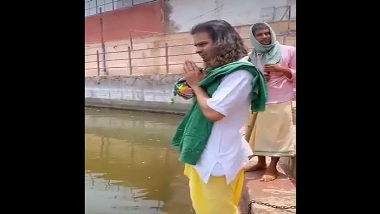 ..तो इसलिए 7 दिनों से मथुरा में हैं लालू के बेटे तेज प्रताप, ट्विटर पर पोस्ट किया ये video ..तो इसलिए 7 दिनों से मथुरा में हैं लालू के बेटे तेज प्रताप, ट्विटर पर पोस्ट किया ये video