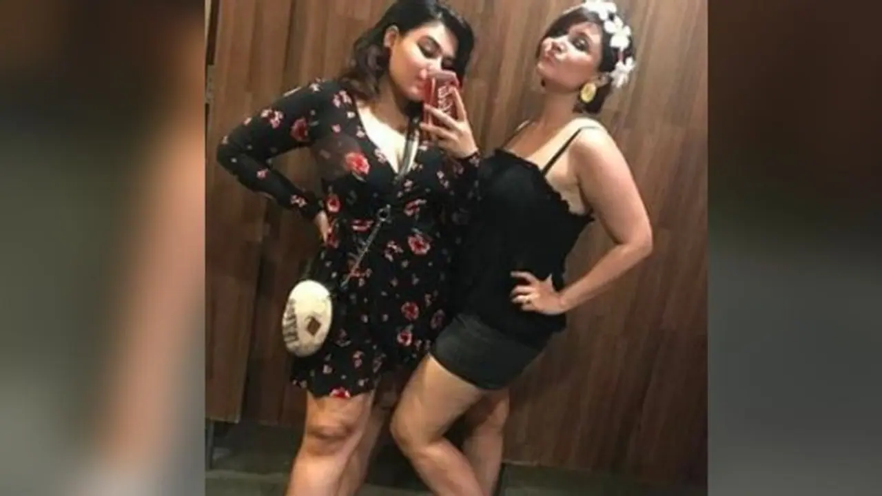 লকডাউন কাটতেই মুম্বইতে থেকে ফিরল স্বস্তিকা কন্যা, ফিরতেই হামলা অন্বেষার উপর, দেখুন ভিডিও লকডাউন কাটতেই মুম্বইতে থেকে ফিরল স্বস্তিকা কন্যা, ফিরতেই হামলা অন্বেষার উপর, দেখুন ভিডিও