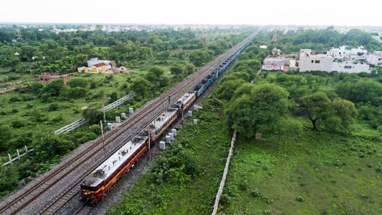 একটি ট্রেনের দৈর্ঘ্যই ২.৮ কিলোমিটার, 'অ্যানাকোন্ডা' র পর 'শেষনাগ' চালিয়ে রেকর্ড রেলের একটি ট্রেনের দৈর্ঘ্যই ২.৮ কিলোমিটার, 'অ্যানাকোন্ডা' র পর 'শেষনাগ' চালিয়ে রেকর্ড রেলের