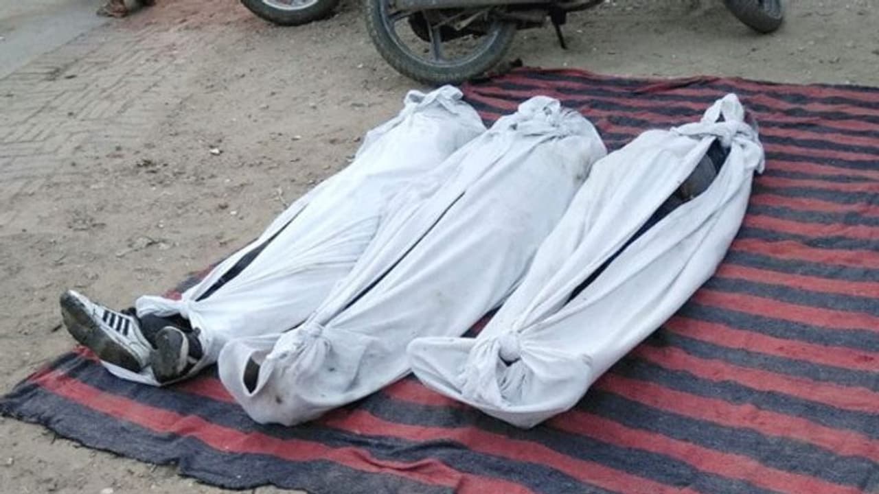 दिल दहला देने वाला सीन: एक साथ मिली 5 लाशें, कोई नहीं रोने वाला..सभी का साथ होगा अंतिम संस्कार दिल दहला देने वाला सीन: एक साथ मिली 5 लाशें, कोई नहीं रोने वाला..सभी का साथ होगा अंतिम संस्कार