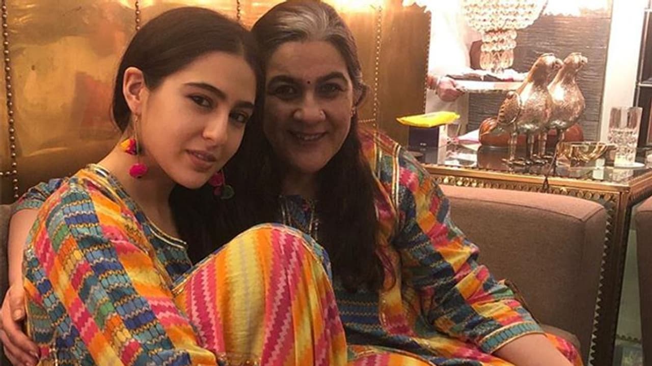 सफेद बाल, चेहरे पर मुस्कान और बेटी का साथ, सारा अली खान संग मैचिंग आउटफिट में नजर आई अमृता सिंह सफेद बाल, चेहरे पर मुस्कान और बेटी का साथ, सारा अली खान संग मैचिंग आउटफिट में नजर आई अमृता सिंह