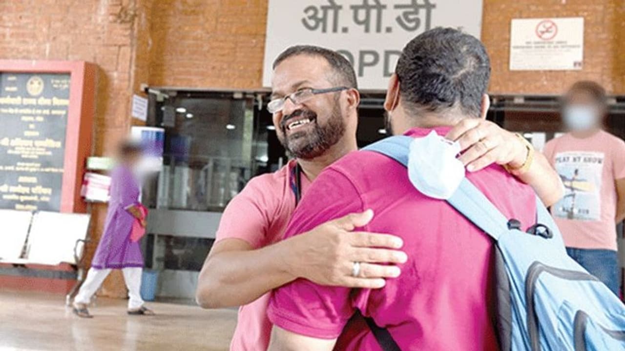 100 நாள் தொடர்ந்து பணியாற்றிய மனித தெய்வம்.. கடவுள் இருக்கார் குமாரு..! 100 நாள் தொடர்ந்து பணியாற்றிய மனித தெய்வம்.. கடவுள் இருக்கார் குமாரு..!