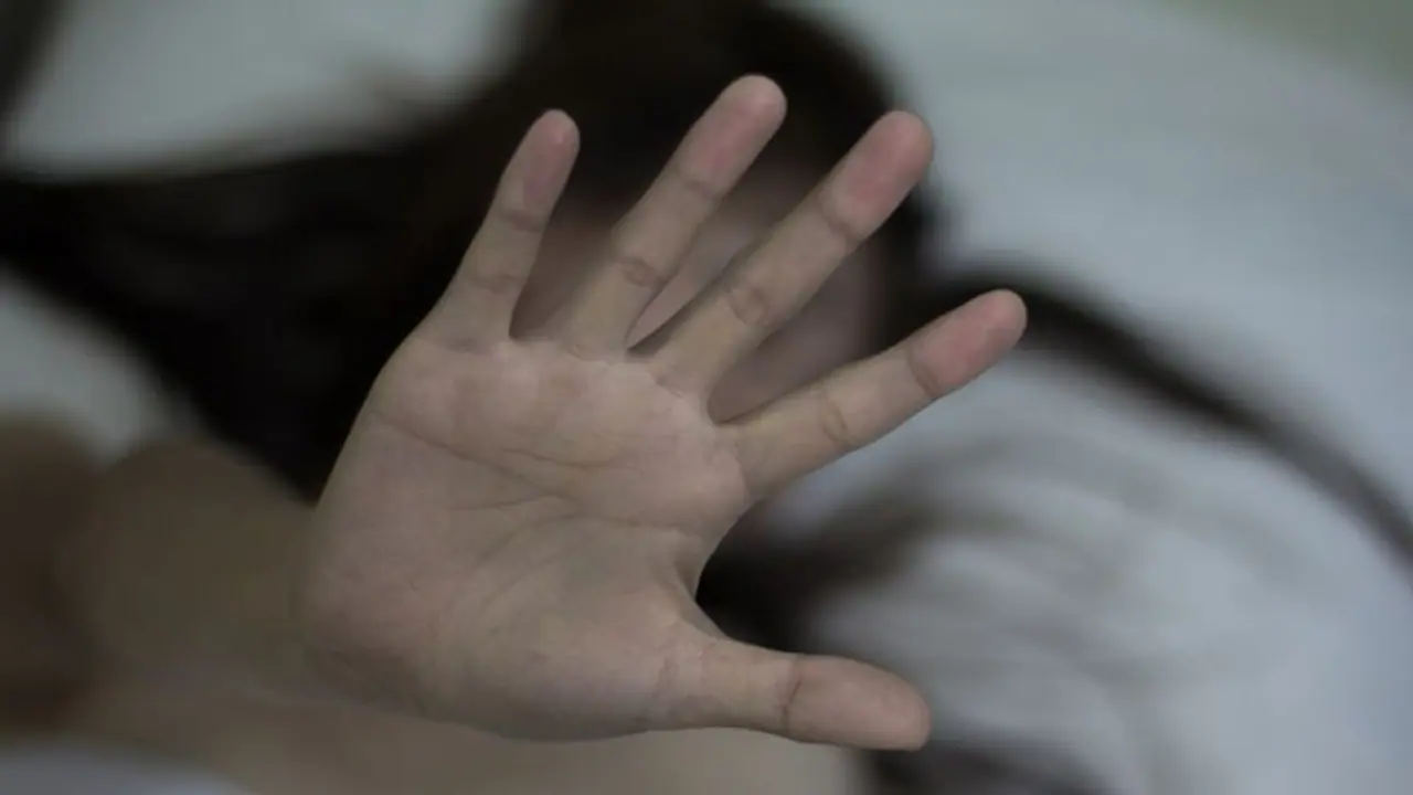 Karnataka: Minor girl kills self after being raped on her way to temple in Dharwad Karnataka: Minor girl kills self after being raped on her way to temple in Dharwad