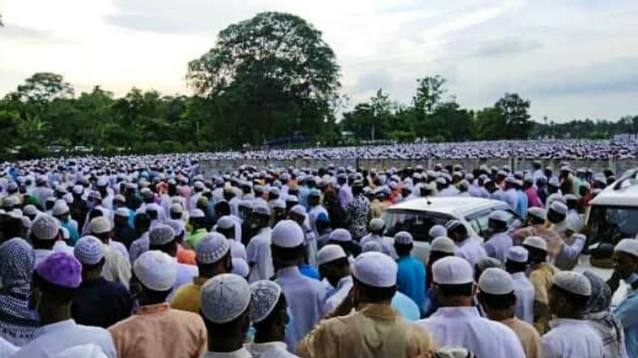 বিপদ বাড়ালো ধর্মগুরুর শেষকৃত্য, হাজার দশেক মানুষের জমায়েতের পর লকডাউনে ৩টি গ্রাম বিপদ বাড়ালো ধর্মগুরুর শেষকৃত্য, হাজার দশেক মানুষের জমায়েতের পর লকডাউনে ৩টি গ্রাম