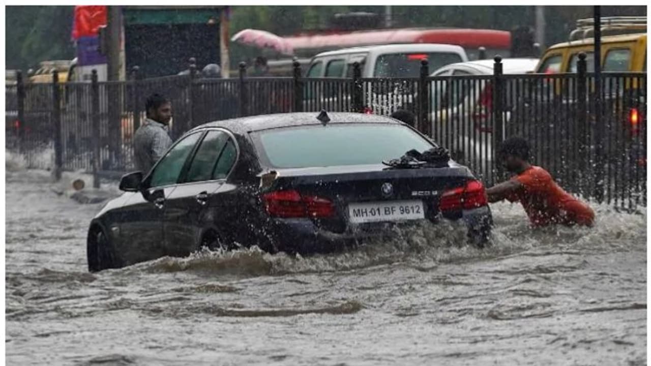 കൊവിഡ് പടരുന്ന മുംബൈയില് കനത്ത മഴ; താഴ്ന്ന പ്രദേശങ്ങള് വെള്ളത്തില് കൊവിഡ് പടരുന്ന മുംബൈയില് കനത്ത മഴ; താഴ്ന്ന പ്രദേശങ്ങള് വെള്ളത്തില്
