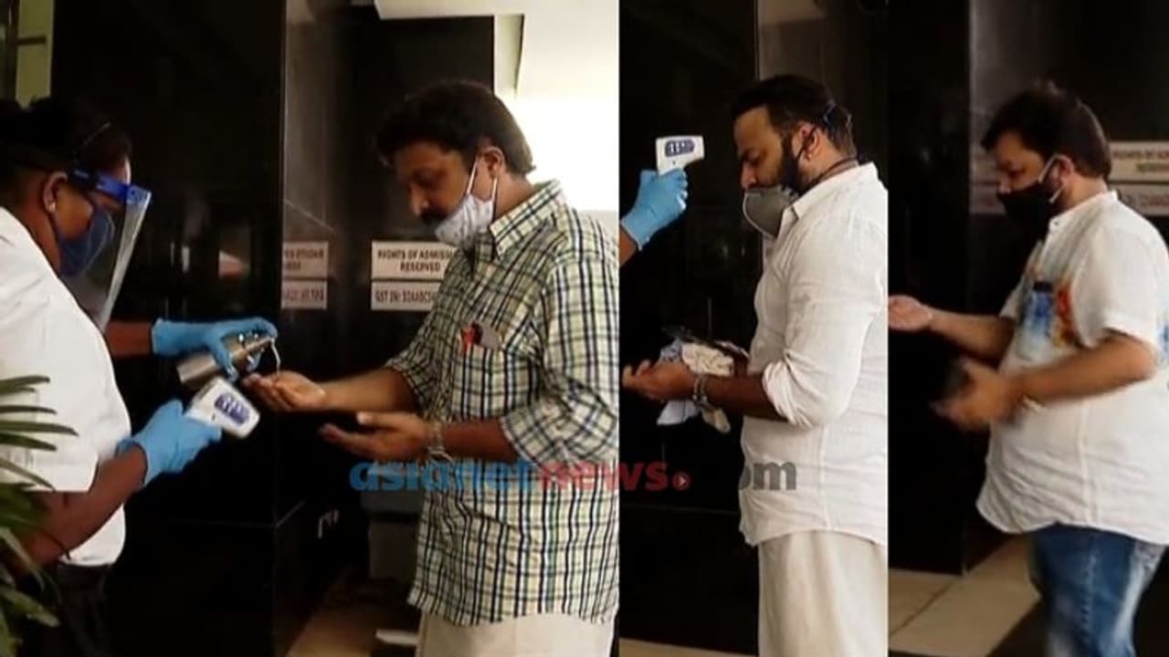 അമ്മയുടെ നേതൃയോഗം കൊച്ചിയിൽ തുടങ്ങി: മോഹൻലാൽ വീഡിയോ കോൺഫറൻസിലൂടെ പങ്കെടുക്കുന്നു അമ്മയുടെ നേതൃയോഗം കൊച്ചിയിൽ തുടങ്ങി: മോഹൻലാൽ വീഡിയോ കോൺഫറൻസിലൂടെ പങ്കെടുക്കുന്നു