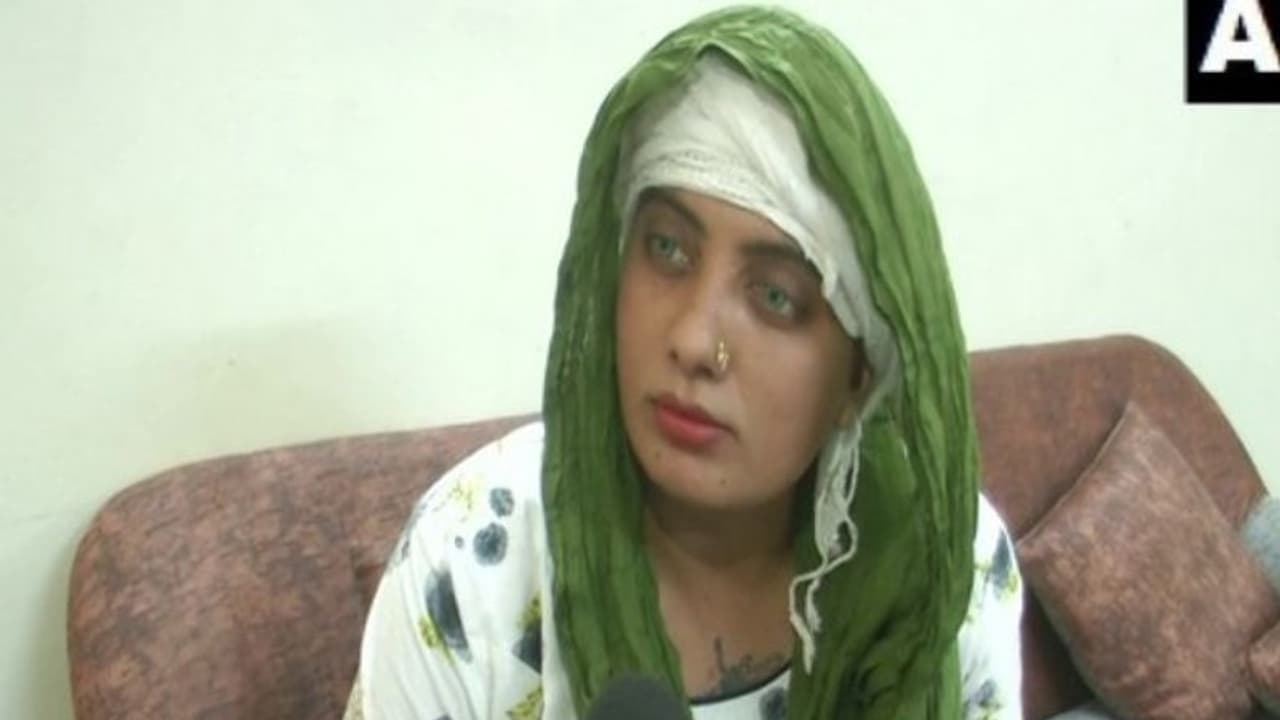 ভারতের 'প্রথম' বৃহন্নলা জোয়া খান কমন সার্ভিস সেন্টারে কাজ করছেন, সাধুবাদ জানিয়েছেন রবিশঙ্কর প্রসাদ ভারতের 'প্রথম' বৃহন্নলা জোয়া খান কমন সার্ভিস সেন্টারে কাজ করছেন, সাধুবাদ জানিয়েছেন রবিশঙ্কর প্রসাদ