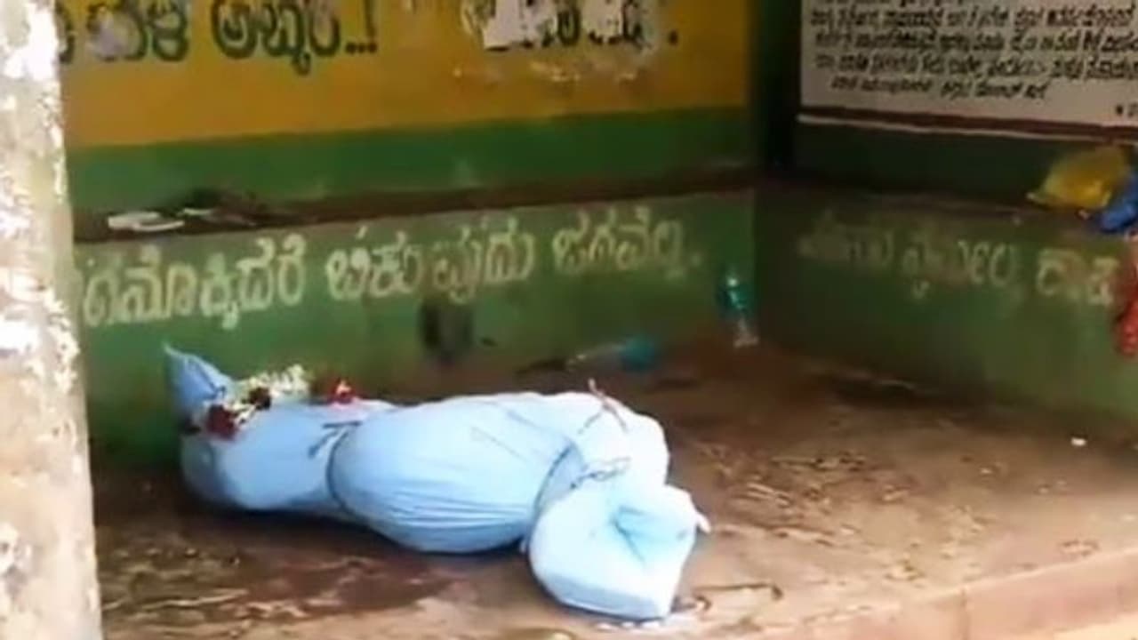 করোনা মৃতের দেহে জড়িয়ে দেওয়া হল পিপিই, মর্গের বদলে বাসস্টপেই পড়ে থাকল ৩ ঘন্টারও বেশি, দেখুন