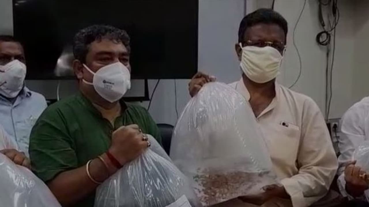 ডেঙ্গু নিধনে হাতিয়ার মাছ, পথ দেখাচ্ছে বাপির গাপ্পি ডেঙ্গু নিধনে হাতিয়ার মাছ, পথ দেখাচ্ছে বাপির গাপ্পি