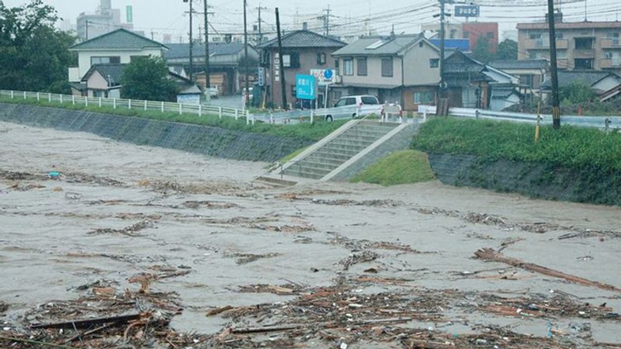 উত্তরবঙ্গে বন্যার পরিস্থিতির সঙ্গে ধ্বস নামার আশঙ্কা, দক্ষিণবঙ্গেও ভারী বৃষ্টির পূর্বাভাস উত্তরবঙ্গে বন্যার পরিস্থিতির সঙ্গে ধ্বস নামার আশঙ্কা, দক্ষিণবঙ্গেও ভারী বৃষ্টির পূর্বাভাস