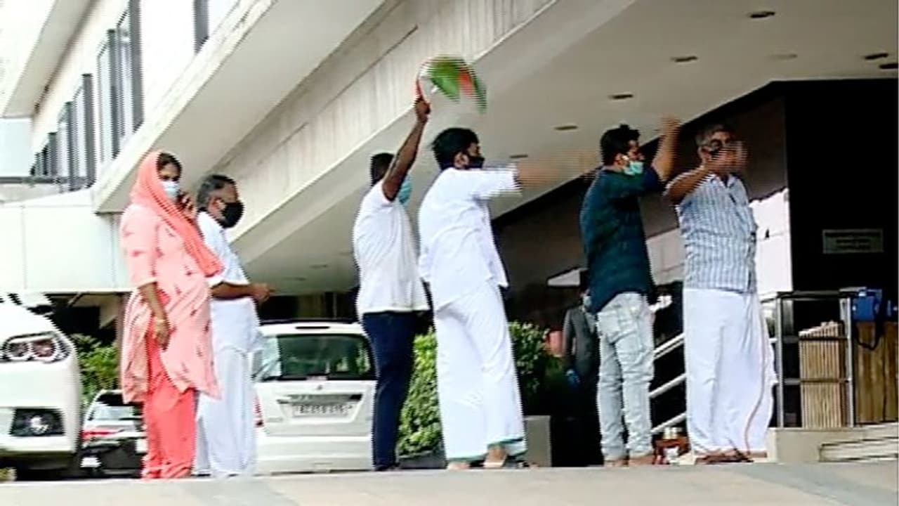 'അമ്മ' യോഗം നടക്കുന്ന ഹോട്ടലിന് മുന്നിൽ പ്രതിഷേധവുമായി കോൺഗ്രസ്