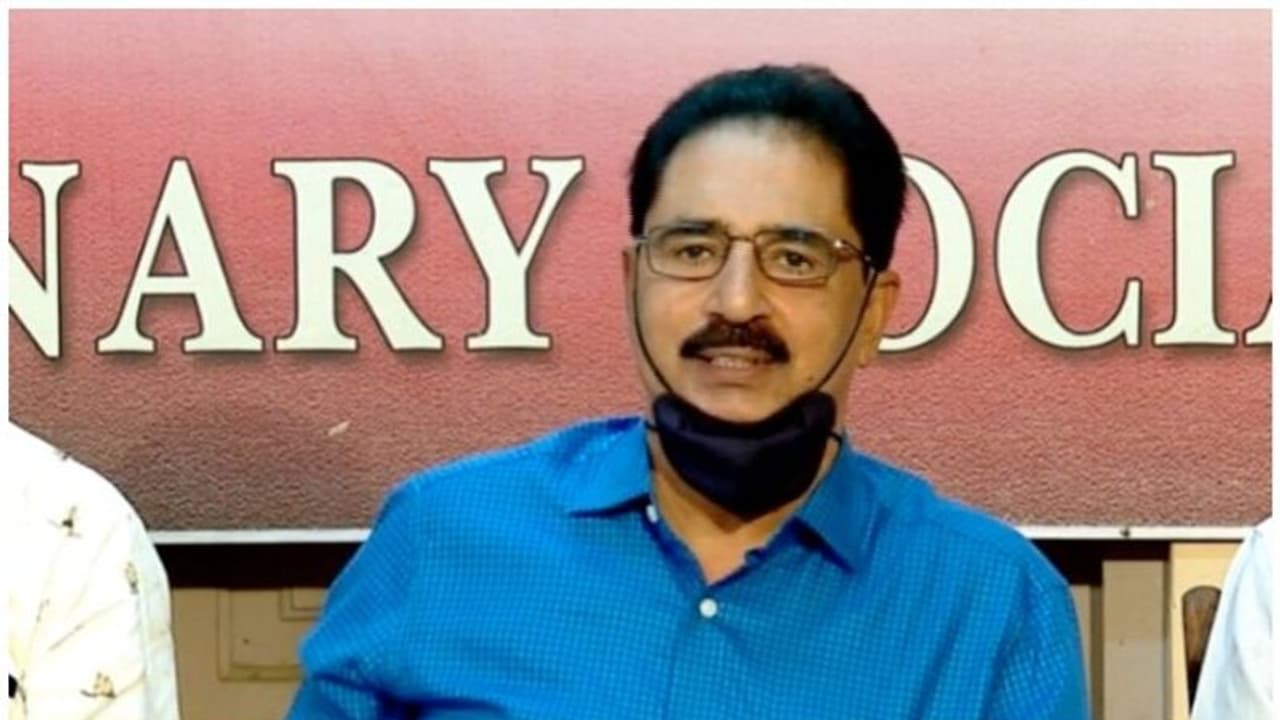 എസ്എഫ്ഐ വിദ്യാർത്ഥിയുടെ കൊലപാതകം, പ്രതിഷേധത്തിനിടെ പ്രേമചന്ദ്രൻ എംപിയുടെ വാഹനമാക്രമിച്ചെന്ന് പരാതി