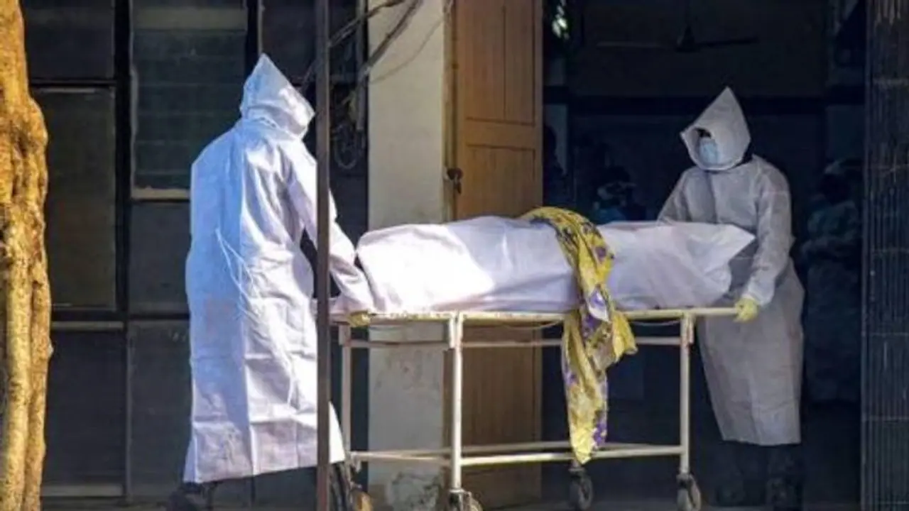 తిరుపతిలో దారుణం: కరోనాతో మరణించిన వ్యక్తి మృతదేహం జేసీబీతో పూడ్చివేత తిరుపతిలో దారుణం: కరోనాతో మరణించిన వ్యక్తి మృతదేహం జేసీబీతో పూడ్చివేత