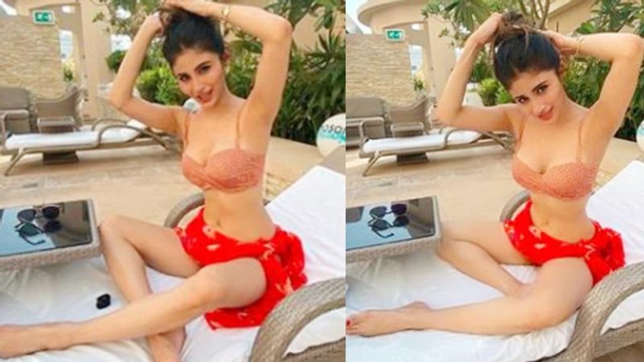 বিকিনিতে মৌনি, বহুদিন পর তাঁর 'কার্ভস' এ মন ভরল ভক্তদের বিকিনিতে মৌনি, বহুদিন পর তাঁর 'কার্ভস' এ মন ভরল ভক্তদের