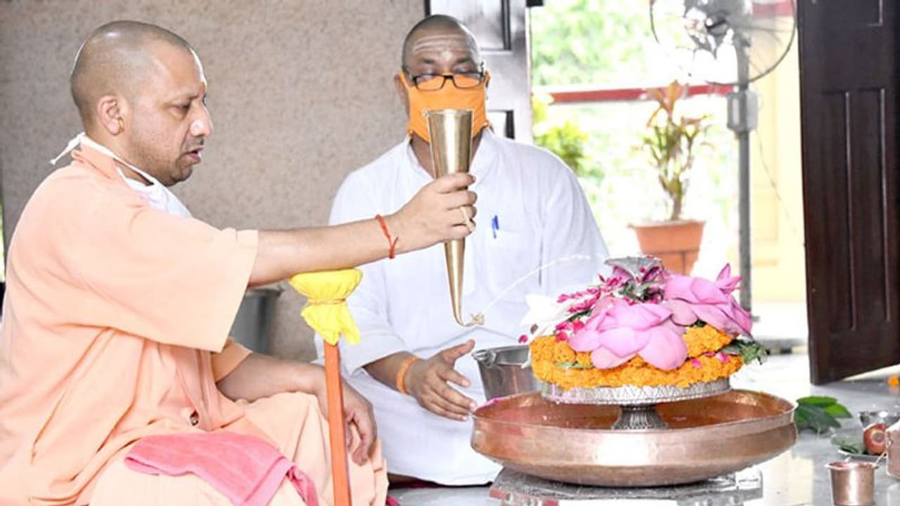 सावन का पहला सोमवार आज, सीएम योगी ने गोरखपुर में की पूजा अर्चना, मंदिरों में शिवभक्तों की उमड़ी भीड़ सावन का पहला सोमवार आज, सीएम योगी ने गोरखपुर में की पूजा अर्चना, मंदिरों में शिवभक्तों की उमड़ी भीड़