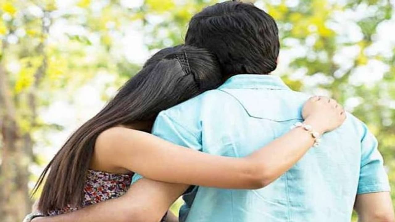 భార్య మృతి: ఆత్మహత్య చేసుకొన్న భర్త, అనాధగా మారిన 8 రోజుల చిన్నారి భార్య మృతి: ఆత్మహత్య చేసుకొన్న భర్త, అనాధగా మారిన 8 రోజుల చిన్నారి