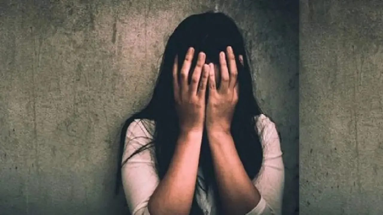 আমফান ত্রাণের ত্রিপল দেওয়ার নামে গৃহবধূকে 'ধর্ষণ', অভিযুক্ত তৃণমূল নেতা আমফান ত্রাণের ত্রিপল দেওয়ার নামে গৃহবধূকে 'ধর্ষণ', অভিযুক্ত তৃণমূল নেতা