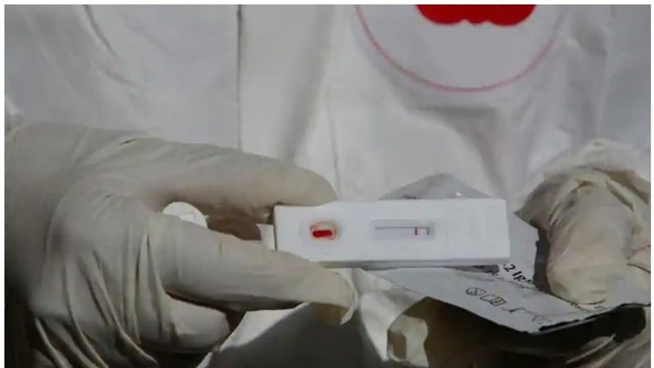 2500 രൂപയ്ക്ക് കൊവിഡ് നെഗറ്റീവ് റിപ്പോർട്ട് നൽകാമെന്ന് പ്രചരണം; ആശുപത്രിയുടെ ലൈസൻസ് റദ്ദ് ചെയ്തു 2500 രൂപയ്ക്ക് കൊവിഡ് നെഗറ്റീവ് റിപ്പോർട്ട് നൽകാമെന്ന് പ്രചരണം; ആശുപത്രിയുടെ ലൈസൻസ് റദ്ദ് ചെയ്തു