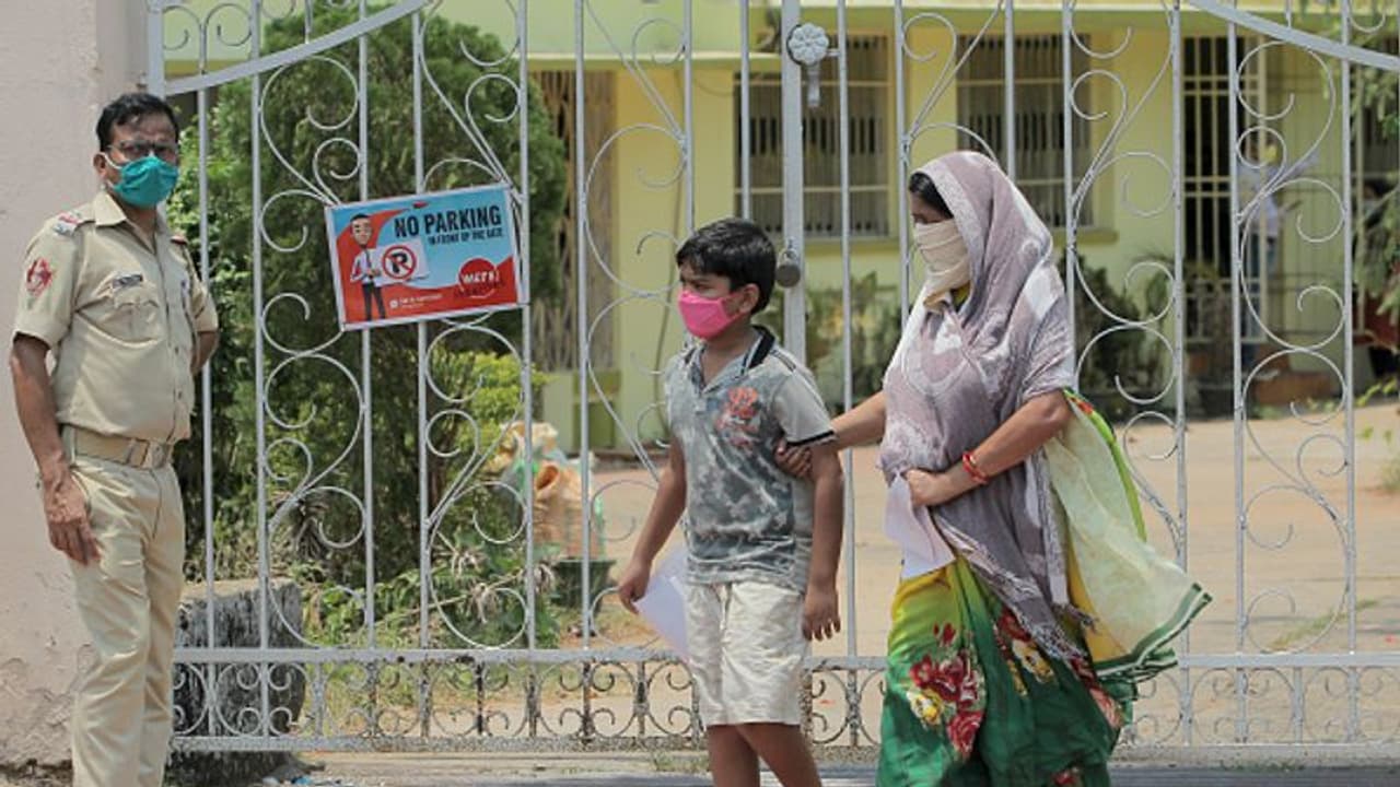 രാജ്യത്ത് കൊവിഡ് രോഗികളുടെ എണ്ണം ഏഴ് ലക്ഷം കടന്നു; ആകെ മരണം ഇരുപതിനായിരം കടന്നു രാജ്യത്ത് കൊവിഡ് രോഗികളുടെ എണ്ണം ഏഴ് ലക്ഷം കടന്നു; ആകെ മരണം ഇരുപതിനായിരം കടന്നു
