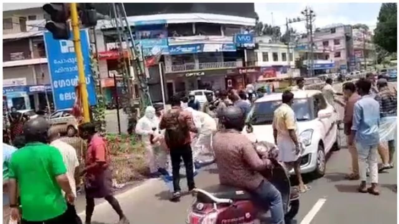 പത്തനംതിട്ടയിൽ കൊവിഡ് നിരീക്ഷണത്തിലുള്ള ആൾ ഇറങ്ങി നടന്നു; ഓടിച്ച് പിടിച്ച് ആശുപത്രിയിലാക്കി പത്തനംതിട്ടയിൽ കൊവിഡ് നിരീക്ഷണത്തിലുള്ള ആൾ ഇറങ്ങി നടന്നു; ഓടിച്ച് പിടിച്ച് ആശുപത്രിയിലാക്കി