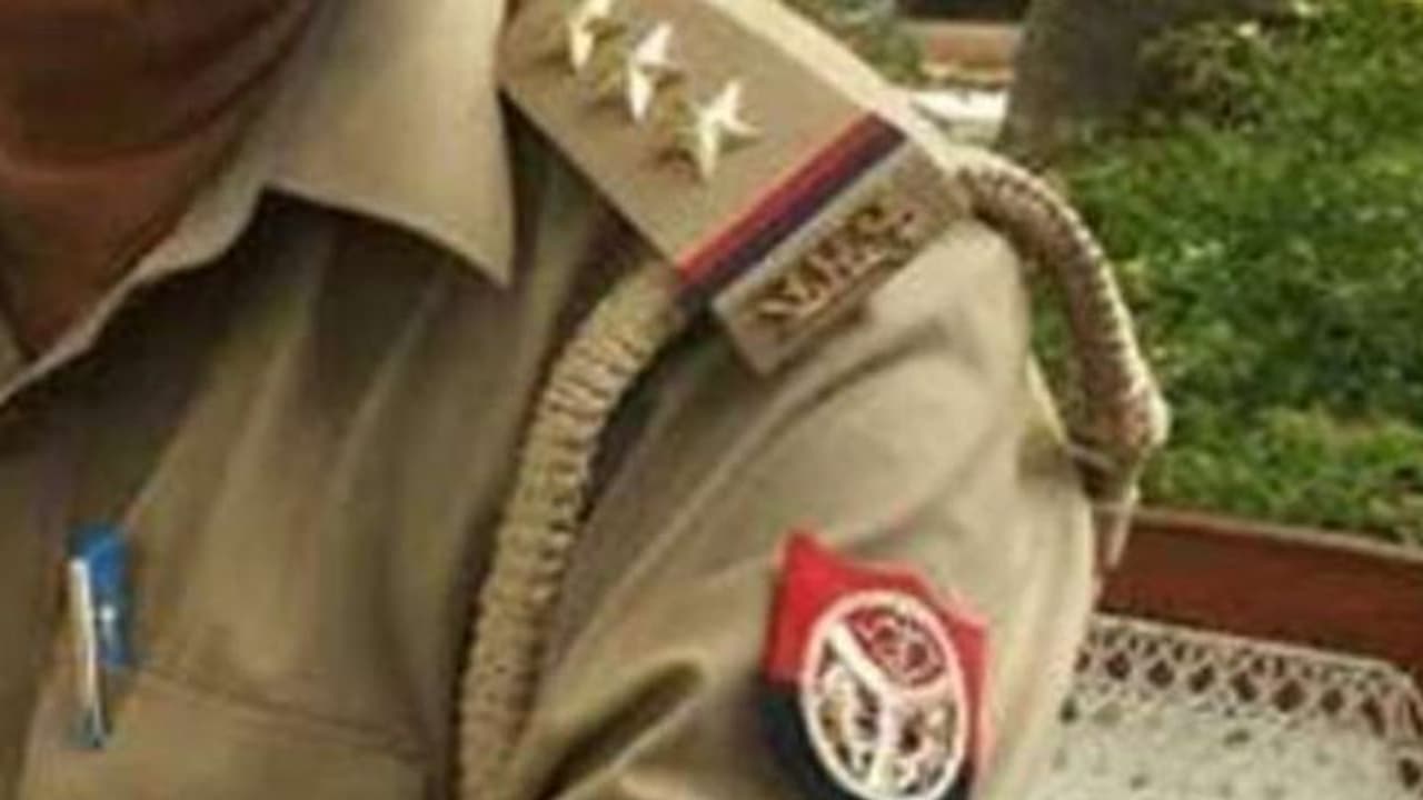 വികാസ് ദുബെക്ക് വിവരം ചോർത്തിനൽകിയത് പൊലീസുകാർ തന്നെ, എസ്‌ഐമാർ അടക്കം നാലു പേർക്ക് സസ്‌പെൻഷൻ