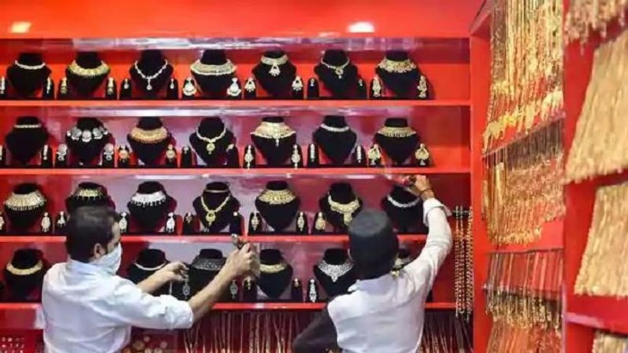 Gold And Silver Price Today: మ‌హిళ‌ల‌కు గుడ్ న్యూస్.. బంగారం, వెండి ధరలకు బ్రేక్..!