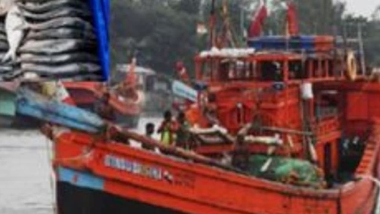 মাঝ নদীতে ট্রলারের ব্যাটারিতে বিস্ফোরণ, বরাতজোরে রক্ষা পেলেন মৎস্যজীবীরা