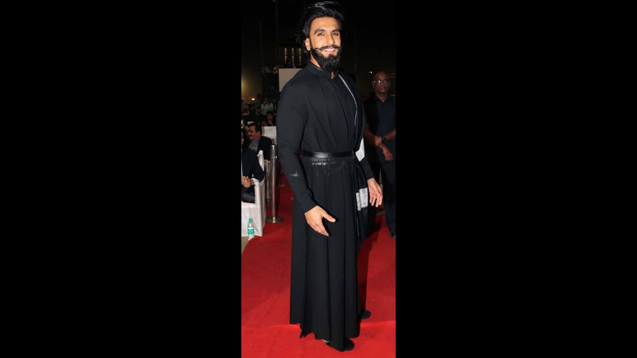 জোয়ার বাড়ির সামনে রণবীরের ছবি, ছবি পোস্ট হতেইনেটিজেনদের ট্রোলের মুখে 'খিলজি'