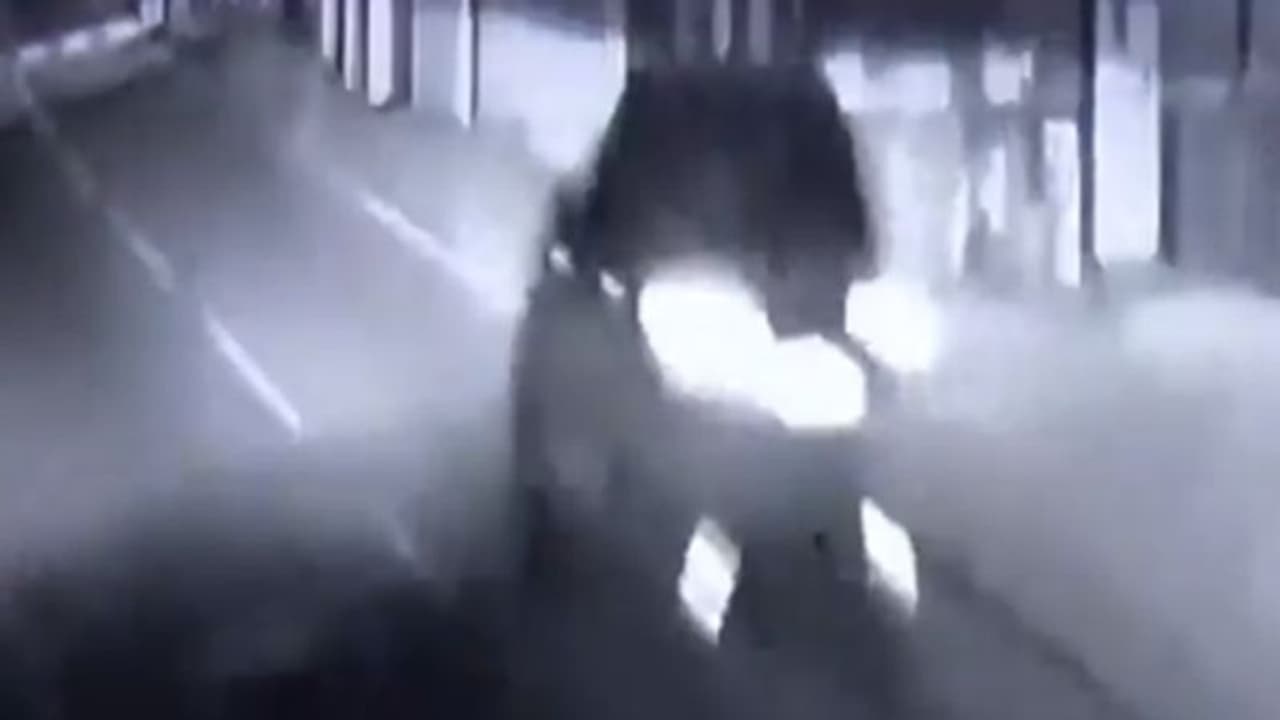 கிரிக்கெட் வீரரின் கார் மோதி முதியவர் பலியான சம்பவம்..! சிசிடிவி வீடியோ கிரிக்கெட் வீரரின் கார் மோதி முதியவர் பலியான சம்பவம்..! சிசிடிவி வீடியோ