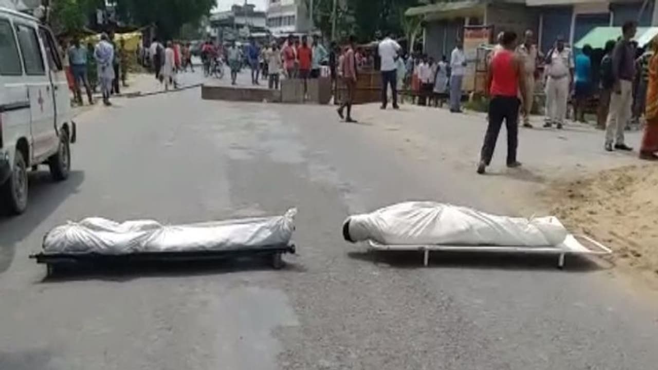 दो सगे भाइयों का गोलियों से सीना छलनी कर उतारा मौत के घाट, बुलेट पर सवार होकर आए थे खूनी दो सगे भाइयों का गोलियों से सीना छलनी कर उतारा मौत के घाट, बुलेट पर सवार होकर आए थे खूनी