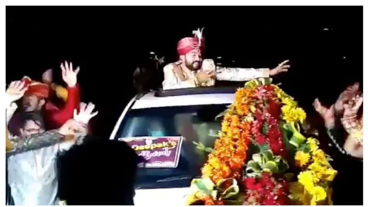 করোনা হটস্পটে সামাজিক বিধি না মেনে বরের উদ্দাম নাচ, বৌমাকে বাড়ি আনতে গিয়ে শ্রীঘরে গেলেন শ্বশুর করোনা হটস্পটে সামাজিক বিধি না মেনে বরের উদ্দাম নাচ, বৌমাকে বাড়ি আনতে গিয়ে শ্রীঘরে গেলেন শ্বশুর