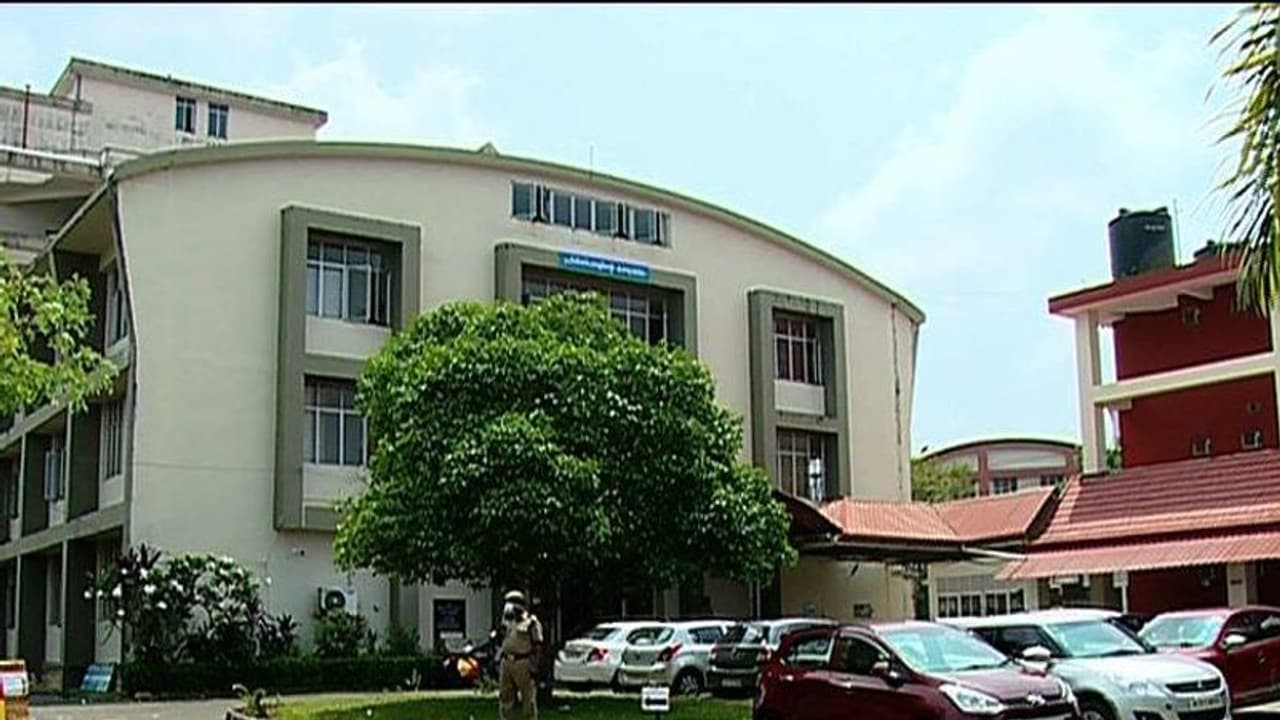 കൊവിഡ് ഇതര രോഗികളെ കൂടി ചികിത്സിക്കണം; ആവശ്യവുമായി കളമശ്ശേരി മെഡിക്കൽ കോളേജിലെ അധ്യാപകരുടെ സംഘടന കൊവിഡ് ഇതര രോഗികളെ കൂടി ചികിത്സിക്കണം; ആവശ്യവുമായി കളമശ്ശേരി മെഡിക്കൽ കോളേജിലെ അധ്യാപകരുടെ സംഘടന