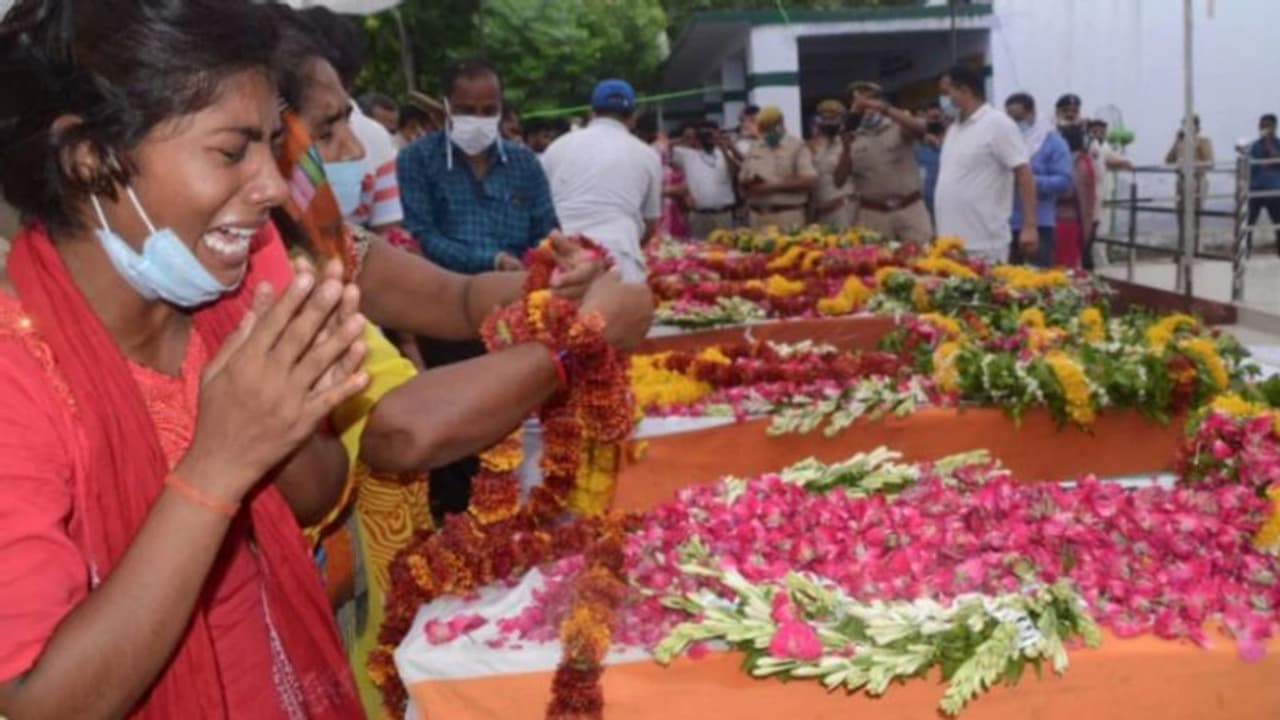 ദുബെയെപ്പോലുള്ള ഗുണ്ടകളെ നിയമത്തിന് മുന്നിൽ കൊണ്ടുവരണം; പൊലീസിൽ ചേരാനൊരുങ്ങി കൊല്ലപ്പെട്ട ഡിഎസ്പിയുടെ മകൾ ദുബെയെപ്പോലുള്ള ഗുണ്ടകളെ നിയമത്തിന് മുന്നിൽ കൊണ്ടുവരണം; പൊലീസിൽ ചേരാനൊരുങ്ങി കൊല്ലപ്പെട്ട ഡിഎസ്പിയുടെ മകൾ