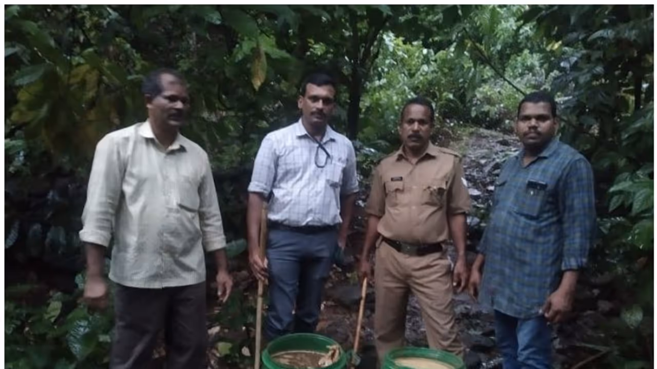 കോഴിക്കോട് 180 ലിറ്റർ വാഷ് കണ്ടെത്തി നശിപ്പിച്ചു കോഴിക്കോട് 180 ലിറ്റർ വാഷ് കണ്ടെത്തി നശിപ്പിച്ചു