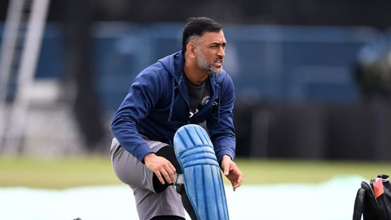 'দেশের হয়ে নিজের কেরিয়ারের শেষ ম্যাচ খেলে ফেলেছেন ধোনি' 'দেশের হয়ে নিজের কেরিয়ারের শেষ ম্যাচ খেলে ফেলেছেন ধোনি'