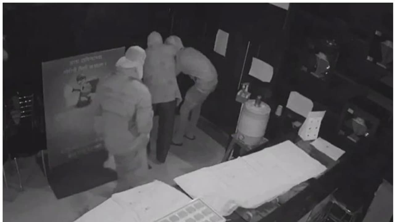 കൊവിഡ് പ്രോട്ടോക്കോൾ മുതലെടുത്ത് മോഷ്ടാക്കൾ, പിപിഇ കിറ്റിൽ എത്തി കവർന്നത് 780 ഗ്രാം സ്വർണ്ണം കൊവിഡ് പ്രോട്ടോക്കോൾ മുതലെടുത്ത് മോഷ്ടാക്കൾ, പിപിഇ കിറ്റിൽ എത്തി കവർന്നത് 780 ഗ്രാം സ്വർണ്ണം