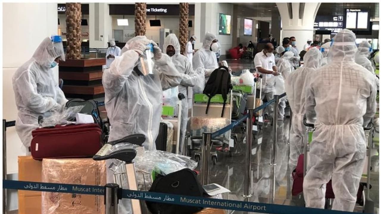 అక్రమ మద్యంపై దాడులు: 42 మంది పోలీసులు క్వారంటైన్కి అక్రమ మద్యంపై దాడులు: 42 మంది పోలీసులు క్వారంటైన్కి