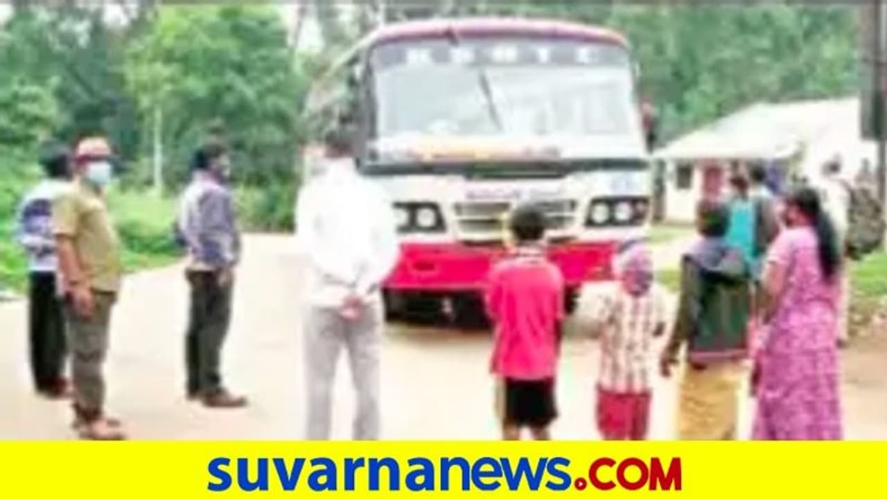 ಕೊರೋನಾ ಭೀತಿ: ಪ್ರವಾಸಿಗರು ಬಾರದಂತೆ ಬಸ್ ತಡೆದ ಗ್ರಾಮಸ್ಥರು ಕೊರೋನಾ ಭೀತಿ: ಪ್ರವಾಸಿಗರು ಬಾರದಂತೆ ಬಸ್ ತಡೆದ ಗ್ರಾಮಸ್ಥರು